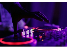 学生英语演讲范文：学校生活（附中英对照）